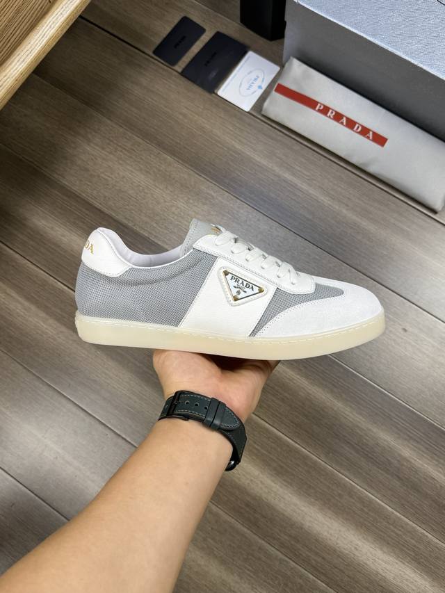 出厂价： Prada 普拉达 鞋面：全粒面纳帕小牛皮+品牌帆布布匹、 内里：水染牛皮 大底：超轻tpr橡胶; 成型大底 码数：38-44 45订做