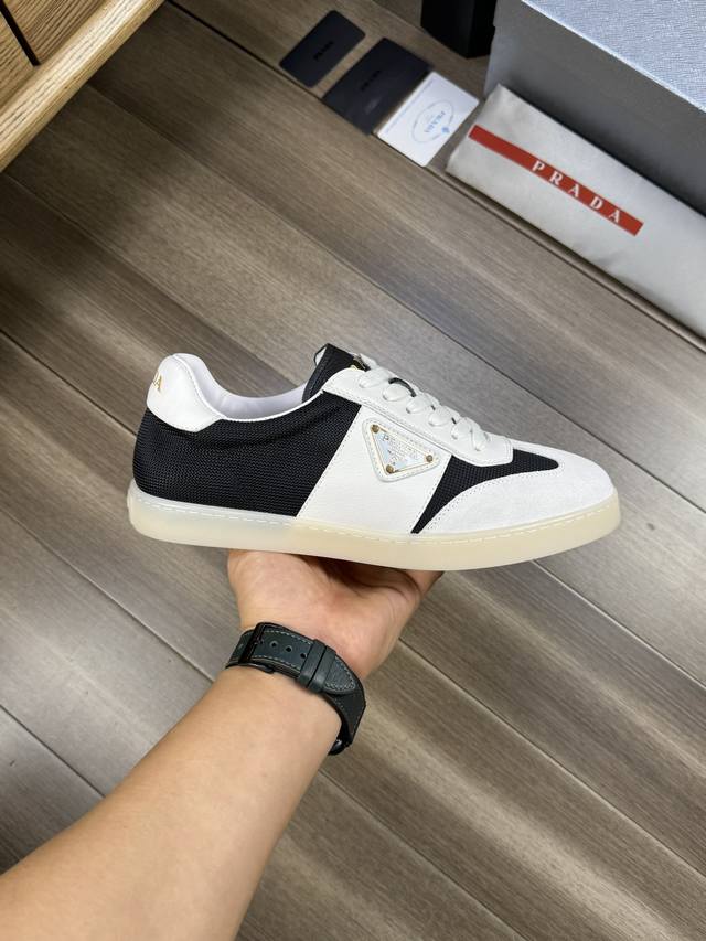 出厂价： Prada 普拉达 鞋面：全粒面纳帕小牛皮+品牌帆布布匹、 内里：水染牛皮 大底：超轻tpr橡胶; 成型大底 码数：38-44 45订做