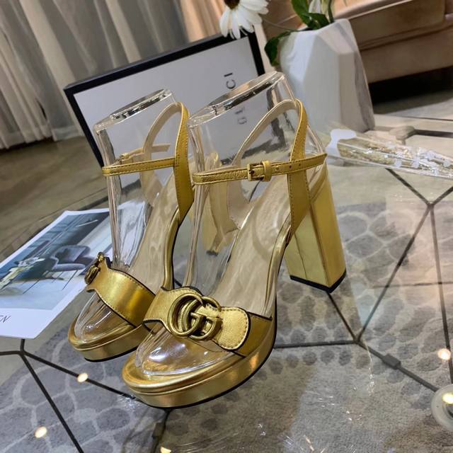 出厂价： 元 古驰 Gucci 官网1 ：1精致的古铜色饰扣新款夏季一字凉鞋做工很棒让人放心皮质光泽有韧性。舒适走路超自在 。贴合大众实际需要很好驾驭推荐一款面