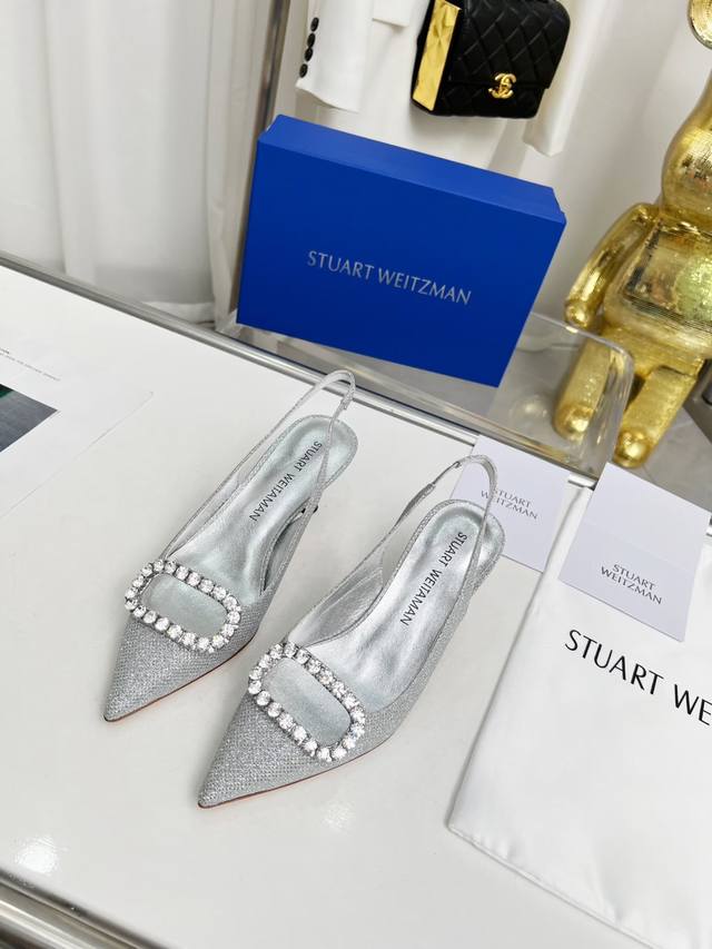出厂价： 元新款欧美尖头水钻包头凉鞋stuart Weitzman 百搭方钻扣浅口设计 气质又经典，上脚女神中的高级感 面料：漆皮、银色特殊材料 垫脚：混种羊皮