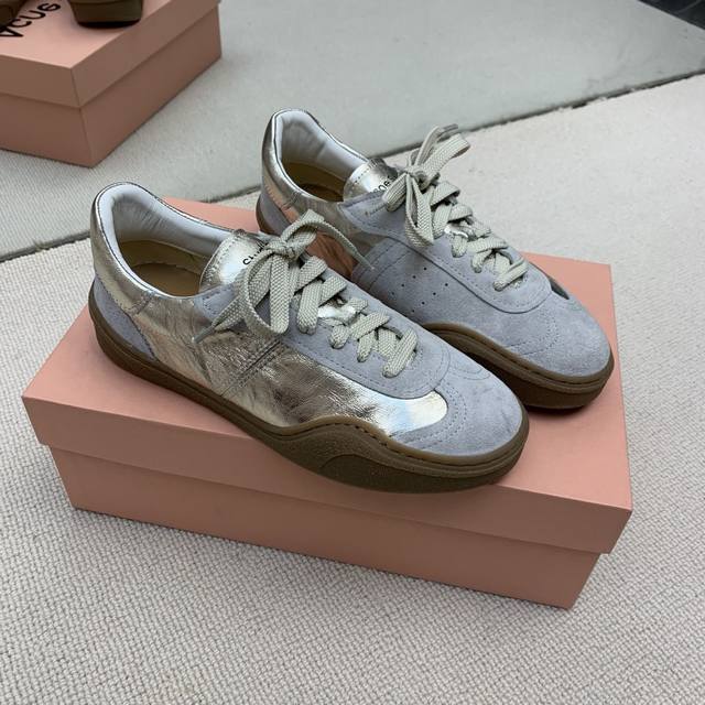 Acne Studios 市面最高版欢迎对比，德训鞋；运动鞋 德训运动鞋风格，简约素面系列，绑带低帮设计，烫印星星图案点缀，后帮高频波钢印logo徽标 原版进口