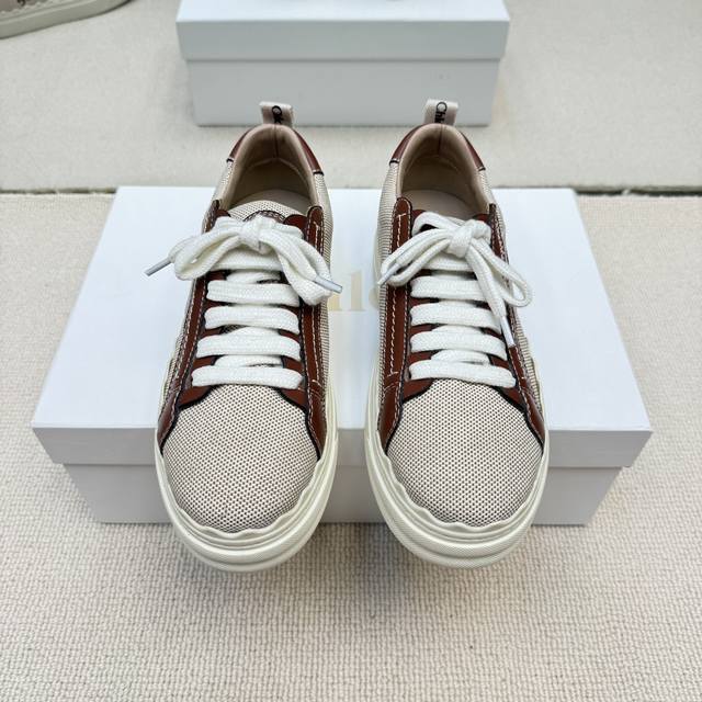 chloe 全新版本woody Sneaker系列 正品购入独家开发 绑带运动休闲鞋，以摩登的细节重新诠释经典系列款式简约精致范，日光为路，奔赴自由，引领时尚，