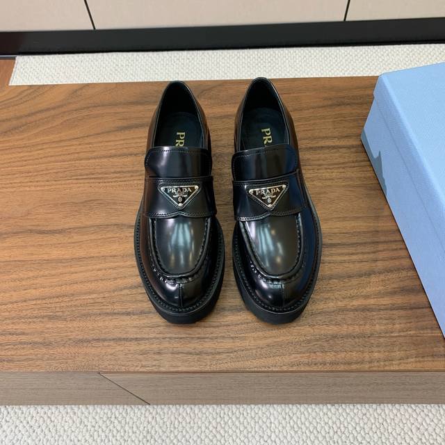 prad* 三角金属标松糕厚底鞋。众多网红上脚，穿上增高休闲两不失误。 材质：鞋面开边珠，漆皮。牛皮内里及垫脚。带logo防滑鞋底，底厚5Cm 码数：35-41