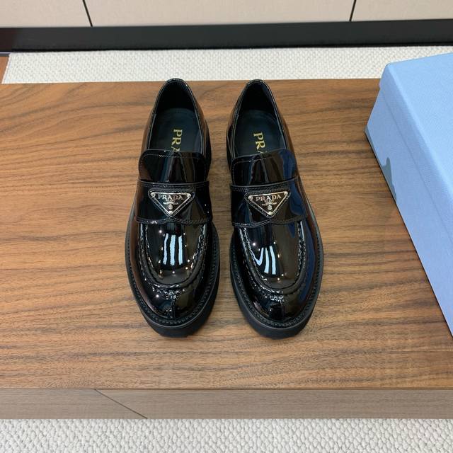 prad* 三角金属标松糕厚底鞋。众多网红上脚，穿上增高休闲两不失误。 材质：鞋面开边珠，漆皮。牛皮内里及垫脚。带logo防滑鞋底，底厚5Cm 码数：35-41