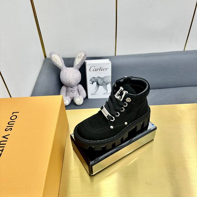顶级版本 Lv路易威登l家 驴牌 24Ss 秋冬checker系列 厚底 短靴 马丁靴 及踝 情侣款靴 Lv Checker 及踝靴亮路易威登 2024 春夏秀
