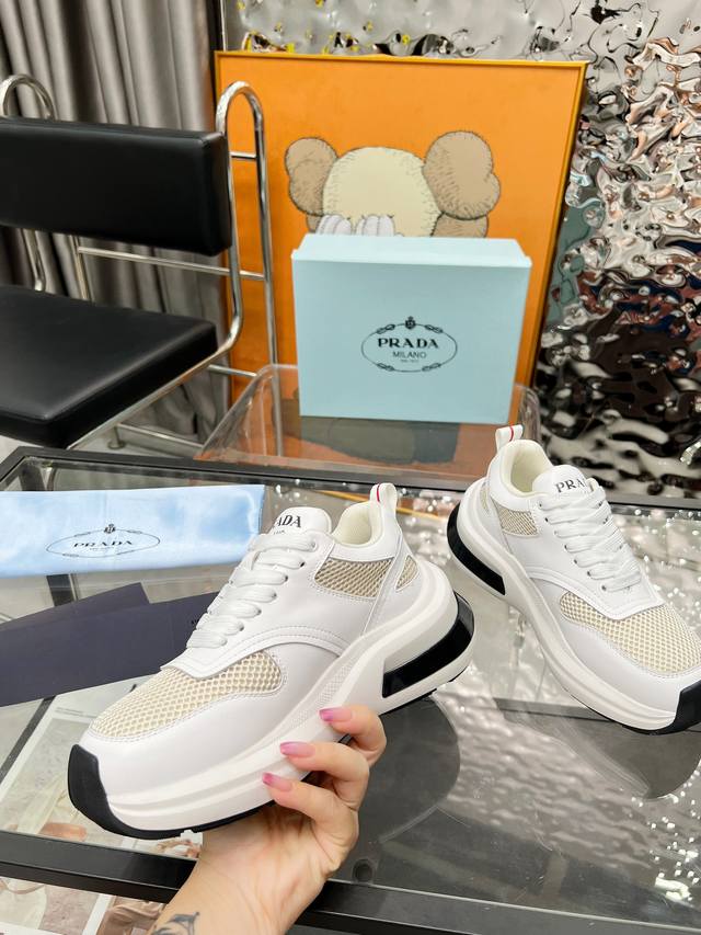 普拉达prada 情侣款爆炸款出货了 原版1比1开模 面料: 原版定制头层牛皮 大底: Tpu原版大底 码数 女35-46码 出厂