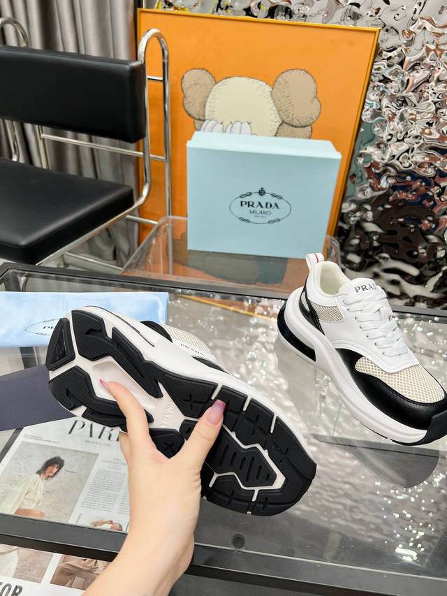 普拉达prada 情侣款爆炸款出货了 原版1比1开模 面料: 原版定制头层牛皮 大底: Tpu原版大底 码数 女35-46码 出厂