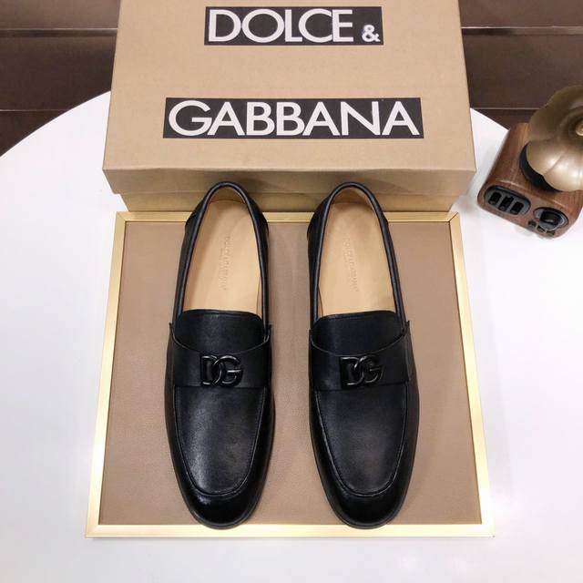工厂 D&G Bernini 系列莫卡辛鞋，点缀全新仿古标牌。采用 Mino 小牛皮制成，复古与亮泽质感相得益彰，释放当代考究魅力 Size 38-44 45定