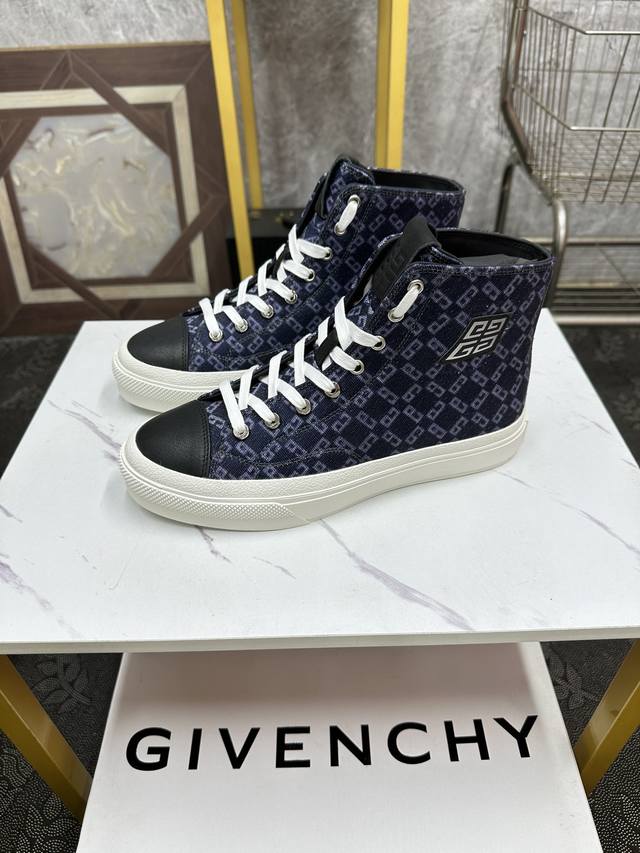 情侣款 Givenchy-纪梵希 男女同款春夏走秀新款tk-Mx的灵感来自于经典的tk-360，网眼合成皮革等轻盈科技材料加上反光材质，拥有大胆外形和独特线条高