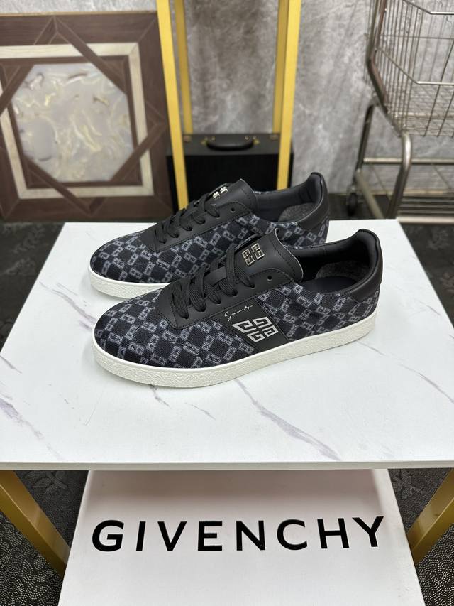 Givenchy-纪梵希 春夏走秀新款tk-Mx的灵感来自于经典的tk-360，网眼合成皮革等轻盈科技材料加上反光材质，拥有大胆外形和独特线条高频纹理、印花和橡