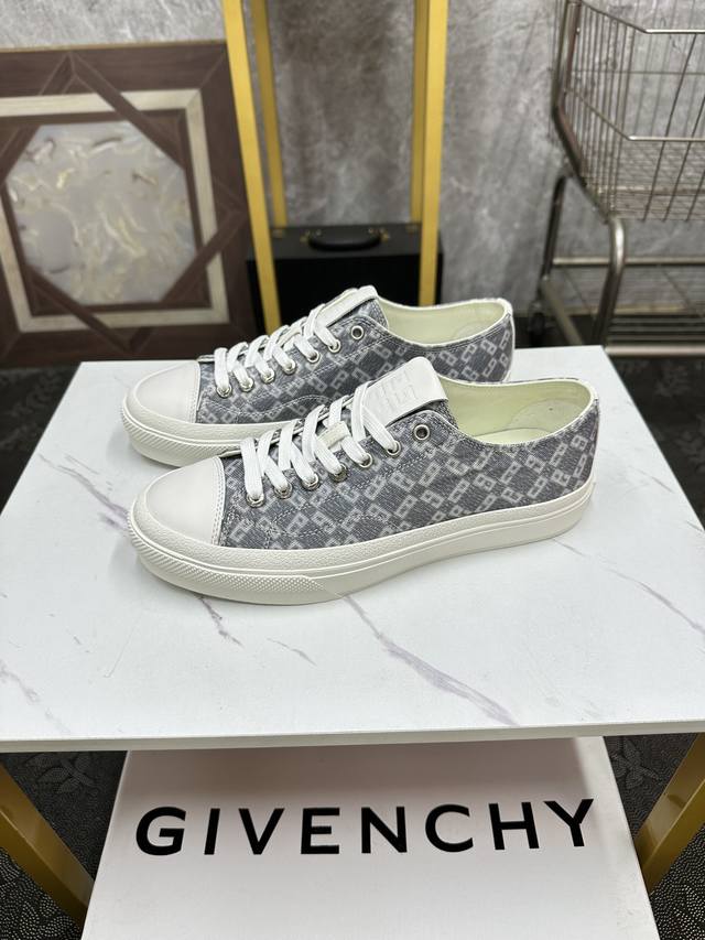 情侣款 Givenchy-纪梵希 男女同款春夏走秀新款tk-Mx的灵感来自于经典的tk-360，网眼合成皮革等轻盈科技材料加上反光材质，拥有大胆外形和独特线条高