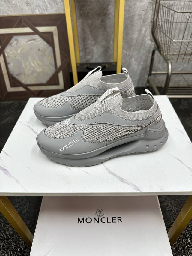 Moncler 休闲运动鞋，头层牛皮搭进口网布面料柔软舒适透气 一脚蹬设计理念合脚大气 真头层羊皮内里透气 橡胶大底耐磨防滑舒适度非常不错size:38-46