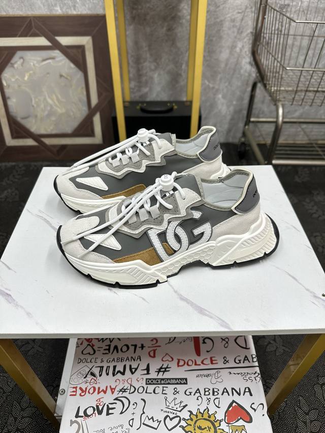 Dg最新运动休闲鞋，时尚百搭，可为各式造型增光添彩。塑造独具动感活力与摩登气息的精致设计，尽显现代优雅格调。 Size：38-46 45、46订做不退换 Se