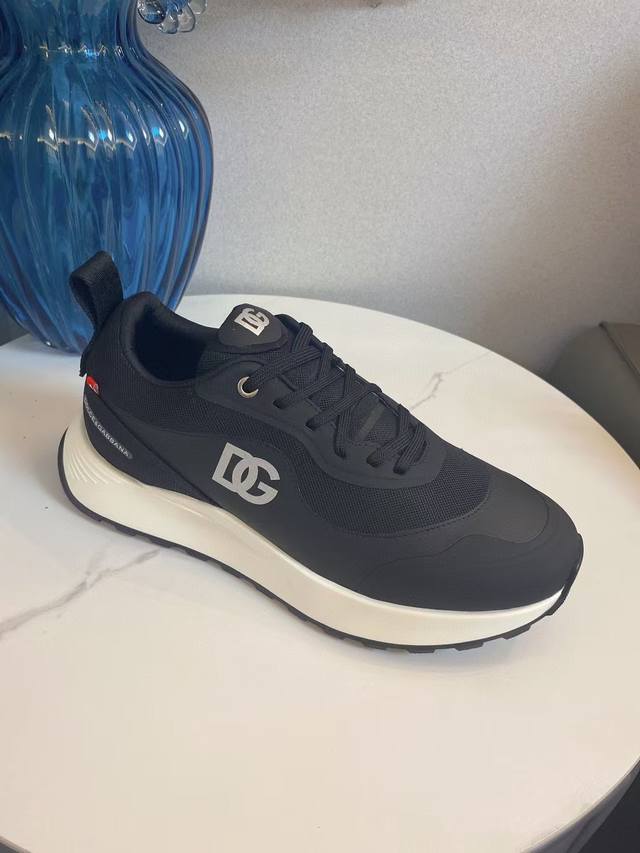D&G 时尚运动款，简单不单调，舒适度极佳！鞋面牛皮拼接打造，内里搭配透气网布，舒适感强，时尚潮流，配码：38-46