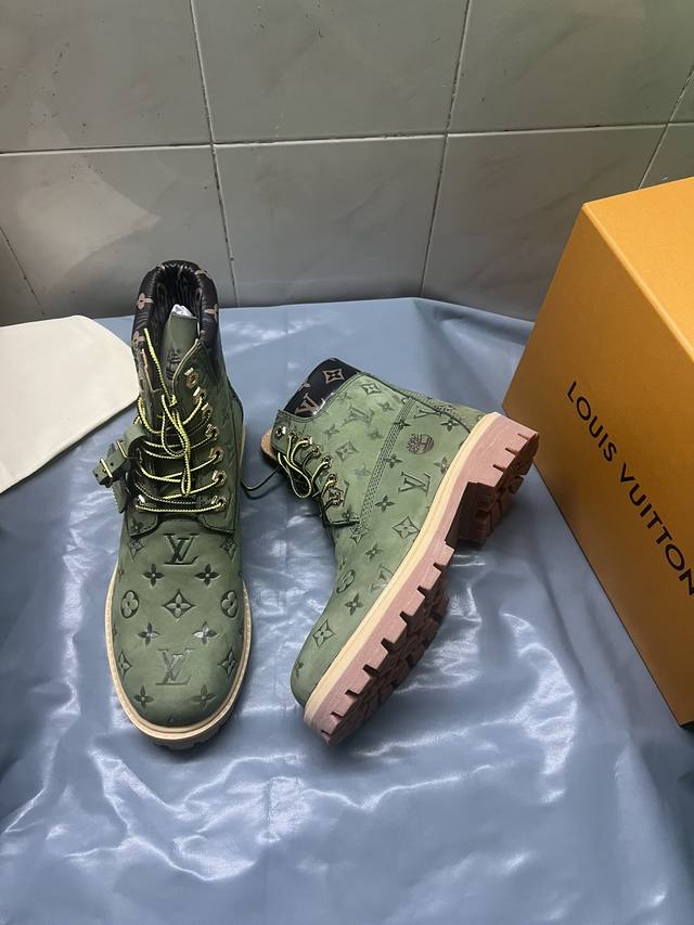 顶级版本出厂价 情侣款lv X Timberland 添柏岚 联名款 老花 压花 大黄靴 及踝靴 短靴 Lv X Timberland 及踝靴取材 Monogr