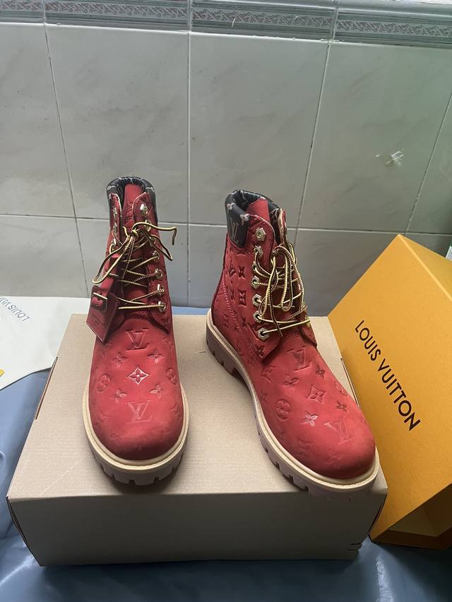 顶级版本出厂价 情侣款lv X Timberland 添柏岚 联名款 老花 压花 大黄靴 及踝靴 短靴 Lv X Timberland 及踝靴取材 Monogr