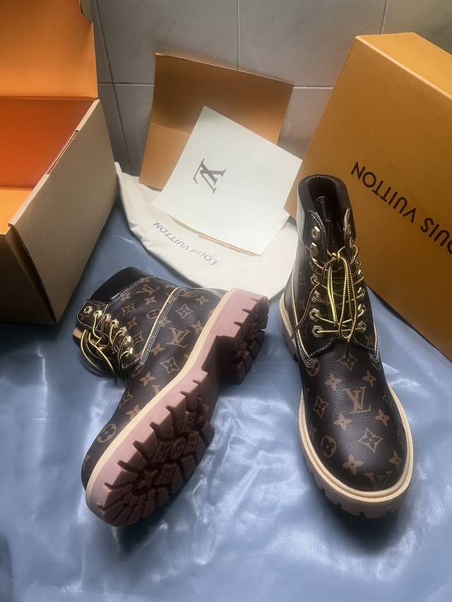 顶级版本出厂价 情侣款lv X Timberland 添柏岚 联名款 老花 压花 大黄靴 及踝靴 短靴 Lv X Timberland 及踝靴取材 Monogr