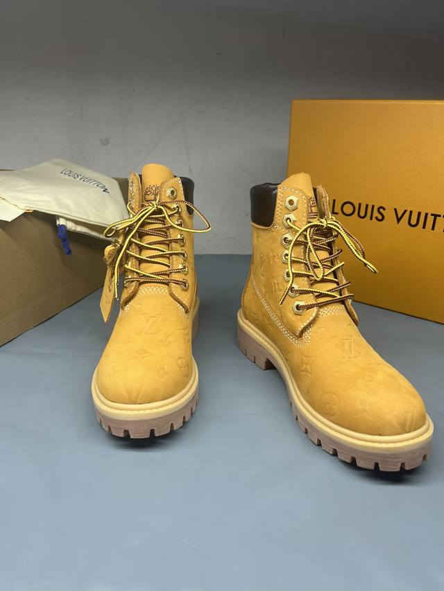 顶级版本出厂价 情侣款lv X Timberland 添柏岚 联名款 老花 压花 大黄靴 及踝靴 短靴 Lv X Timberland 及踝靴取材 Monogr