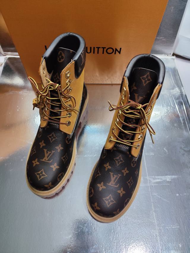 顶级版本出厂价 情侣款lv X Timberland 添柏岚 联名款 老花 压花 大黄靴 及踝靴 短靴 Lv X Timberland 及踝靴取材 Monogr