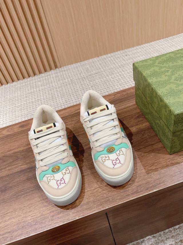 顶级版本 #限女款钻面# Gucci Screener 古驰系列运动小脏鞋，全部按zp升级空胶工艺，皮料和大底一次性做旧成型，而非市场货后期做旧，看上去非常廉价