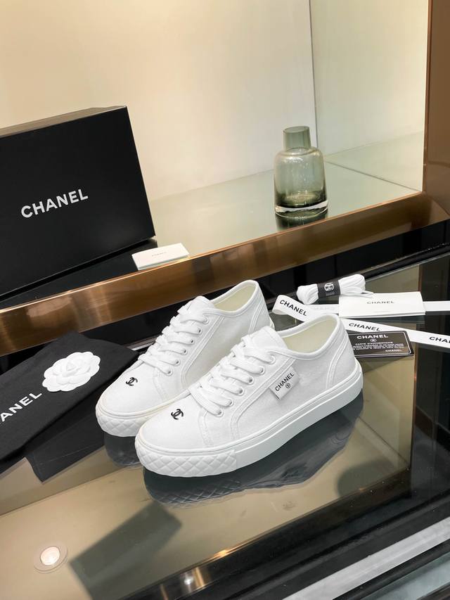 工厂价： Chanel 2024Sf香奈儿 最新目前超级流行的饼干鞋，网红明星小红书狂追热推 发售蠢萌可爱的造型带了点复古味！ 造型特殊，很有辨识度， 显瘦显腿