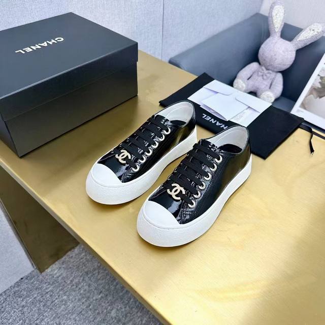 工厂价： Chanel 香奈儿 小香王炸爆款系带休闲鞋板鞋运动鞋。随手拍都超好看的热门单品，网红秀图一波接一波本季必入款，酷帅呆萌的鞋头加上立体浮雕双c Log