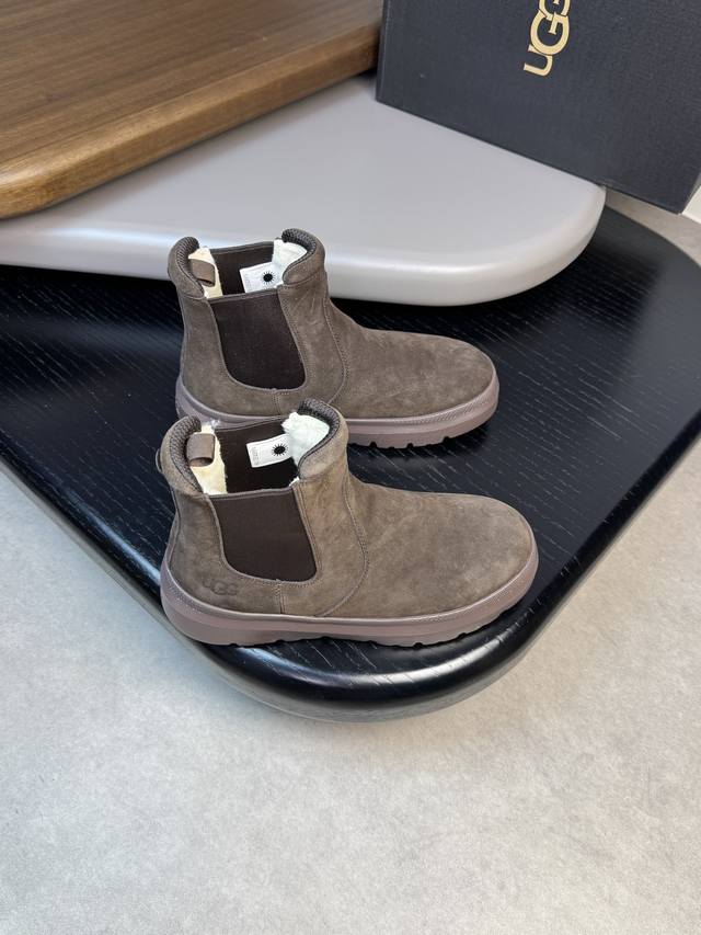 ugg -高端品质 原单 -鞋面：原版反绒小牛皮、品牌松紧带、后跟高周波品牌logo、完美拼接 -内里：澳洲羊毛里 -大底：原版tpu发泡；成型大底 -超高品控