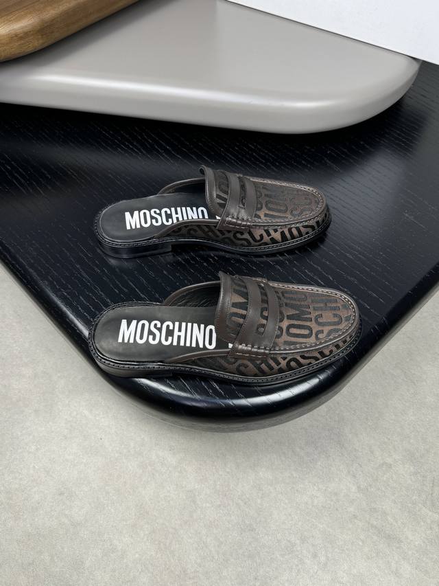 moschino 莫斯奇诺 -高端品质 原单 -鞋面：纳帕小牛皮、品牌帆布、品牌横担装饰 -内里：水染牛皮 -大底：超真皮 橡胶; 组合成型真皮大底 -超高品控