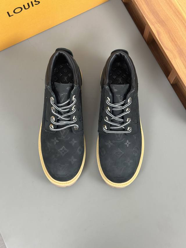 lv X Timberland 老花 大黄靴 及踝靴 短靴，Lv X Timberland 及踝靴取材 Monogram 压纹防水正绒面牛皮革，依托品牌精湛匠艺
