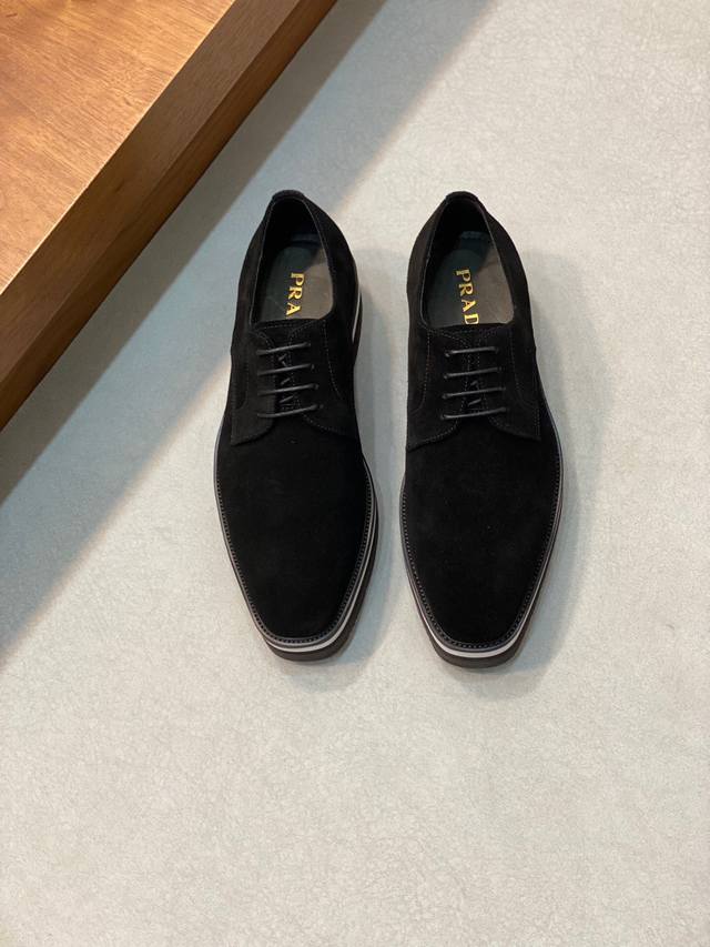 家经典的男士乐福鞋－顶级品质 呈现出新颖廓形与精致细节，设计风格涣散一新。这款鞋履甑选亮面皮革打造，三角形徽标装饰 间面线缝边与原厂大底的细节别出心裁 小牛皮材