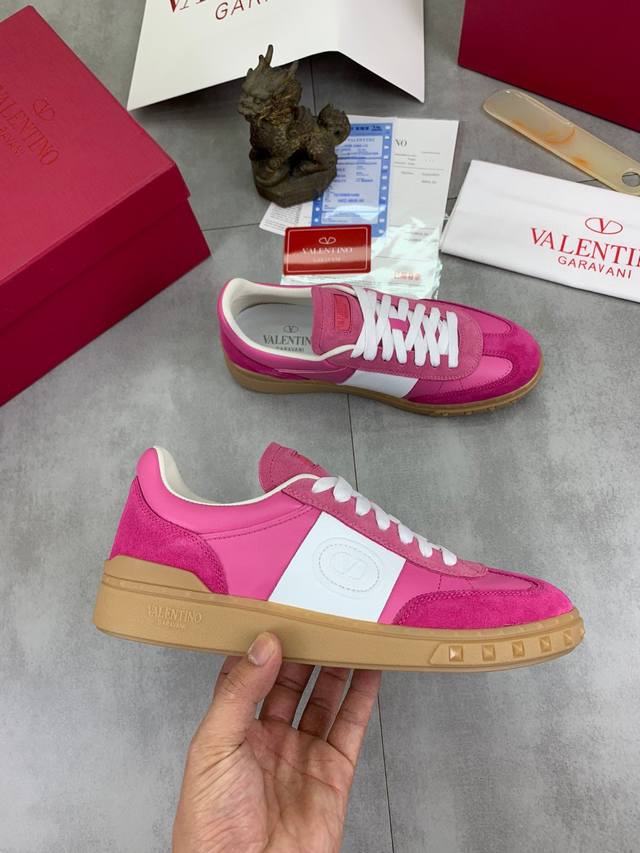 原单品质 市场顶级版本 Valentino 华伦天奴 最新时装周走秀 情侣 款 ，独特设计时尚一族特现脚瘦一款百塔的时尚产品 面料：鞋头采用高丝光三角纹牛皮与a