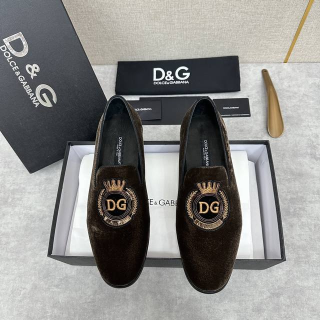 杜嘉班纳d&G Ariosto系列莫卡辛便鞋 男士乐福鞋皮鞋 以全新版本创意呈现。电脑绣花d G皇冠logo标志性标牌装饰别具一格。 风格优雅考究，鞋面电绣皇冠