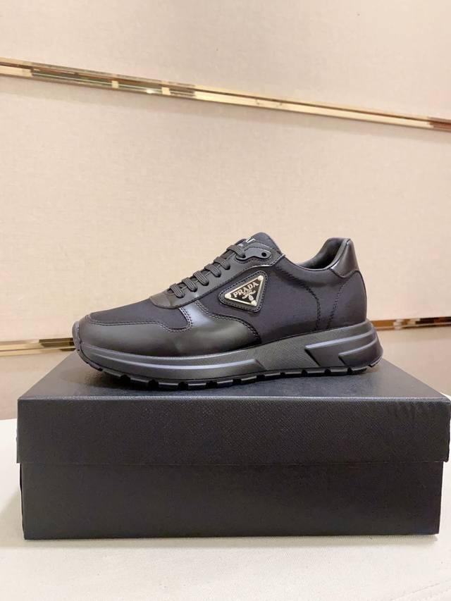 prada～普拉达 潮流新款上市 官网同款 专柜品质 原版搭配 精选头层牛皮面料。舒适透气羊皮内里 做工精细 用料上层 100%纯牛皮打造 原版楦型 上脚舒适