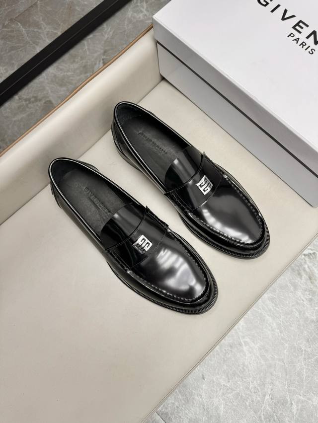 Gvx 新品 纪梵*希 男士乐福鞋皮鞋 采用进口牛皮 开边珠亮 翻毛皮皮打造 一脚蹬便鞋 品牌4G五金扣贯穿鞋面 一脚蹬穿着 进口水染牛皮内里 牛皮垫脚原版真皮