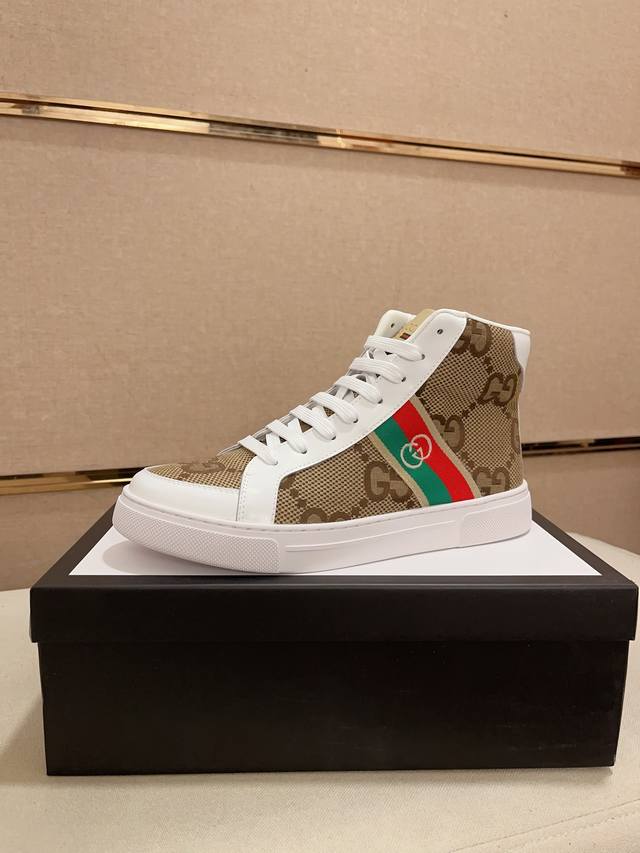工厂价 高品质新款 高帮gucci 古奇 专柜同步上市， 新款男鞋、面料精选进口牛皮，内里:羊皮内里。高端气垫开模防滑橡胶大底，精美线条、简约大气，上脚舒服上挡