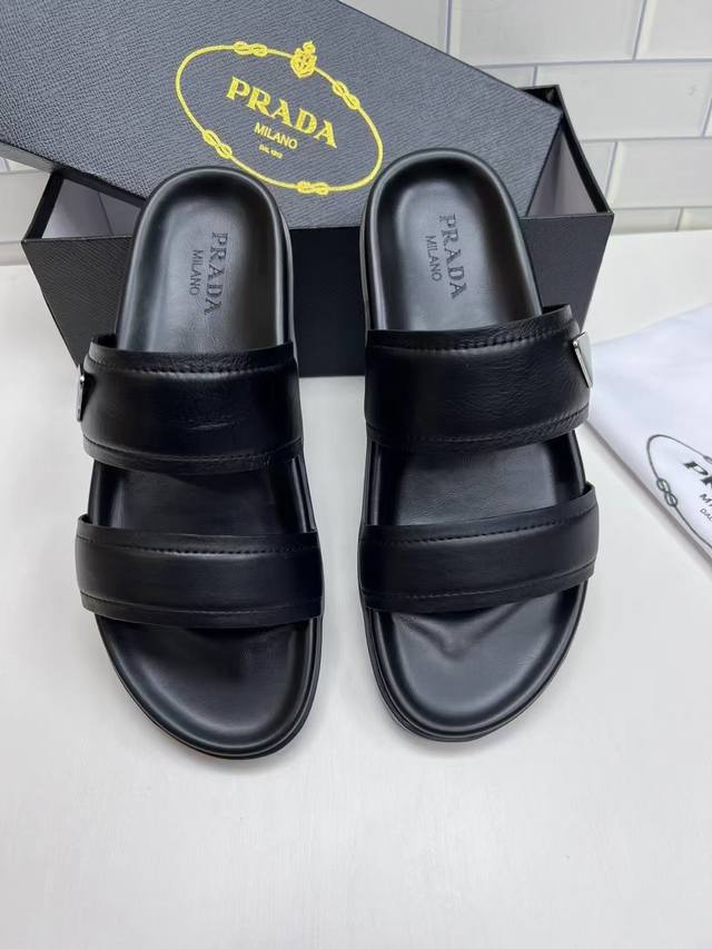 工厂价 Prada 新款凉拖鞋！亮经典设计风格！满满商务能量！ %原材质，全系原版，透气舒适，橡胶组合eva鞋底！！码数38-46