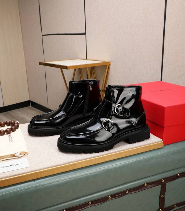 出厂价 顶级货ferraga*菲拉格慕男士秋冬及踝靴，体现经典的优雅气质。高雅的外观搭配修长的版型，进口牛皮打造，舒适轻盈，套脚式穿脱方便，内里本染小牛皮，超轻