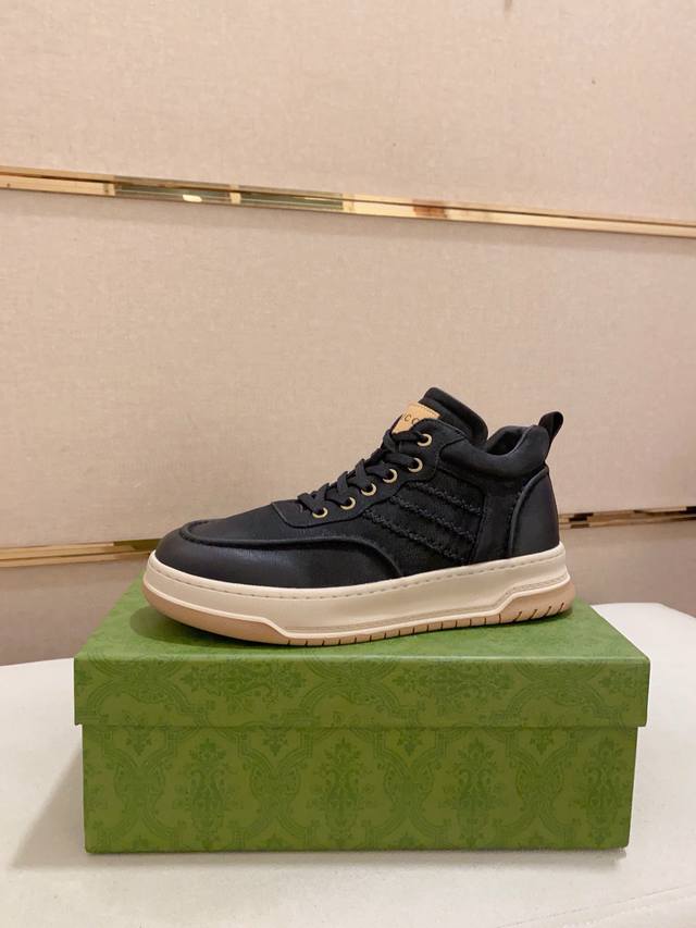 工厂价: Gucci 古奇 羊毛里 新款高帮男鞋，官网同步发售，原单配制，鞋面采用头层牛皮 纯手工工艺 高端头层真皮内里，原版防滑耐磨大底，时尚百搭，标准码数.