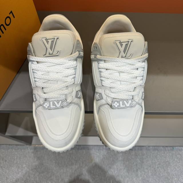 码数38-45L Trainer Maxi小胖丁休闲运动鞋，情侣款本款 Lv Trainer Maxi 运动鞋出自 2024 早秋系列，为粒面牛皮革融入斑斓 D