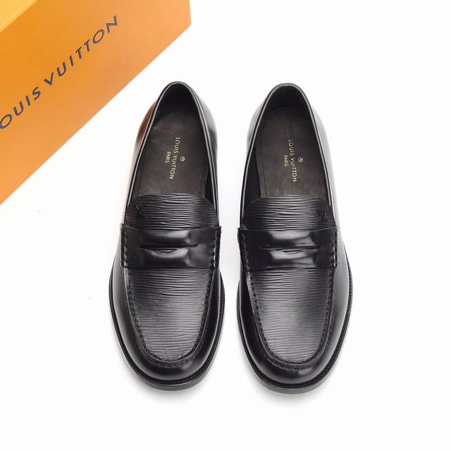 lv 驴牌 Major手工乐福鞋－真皮大底 于融合漆面小牛皮与手工缝纫鞋面。后者点缀金属质感皮革饰带及品牌字母，真皮外底嵌入橡胶，防滑耐磨性再度升级。 漆面小牛