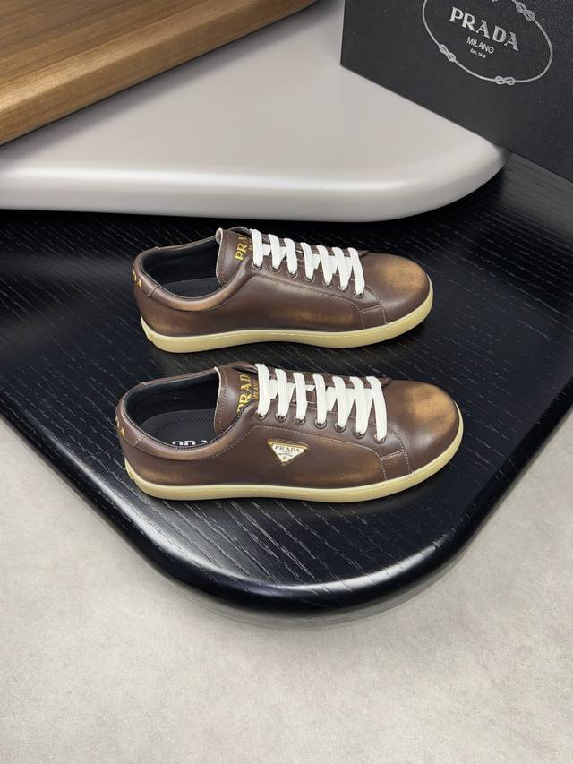 prada 普拉达 -高端品质 原单休闲运动鞋 -鞋面：纳帕小牛皮.做旧工艺、鞋身.后跟车缝品牌logo图腾 -内里：水染牛皮 -大底：超轻tpr 橡胶；成型大