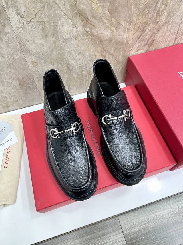sf家新品 Ferragam* 菲拉 男士高邦靴子 这款ferragam* 皮靴选用进口牛皮 开边珠亮皮制成，内里及垫脚水染小牛皮打造，鞋帮面皮革拼接 双线压边
