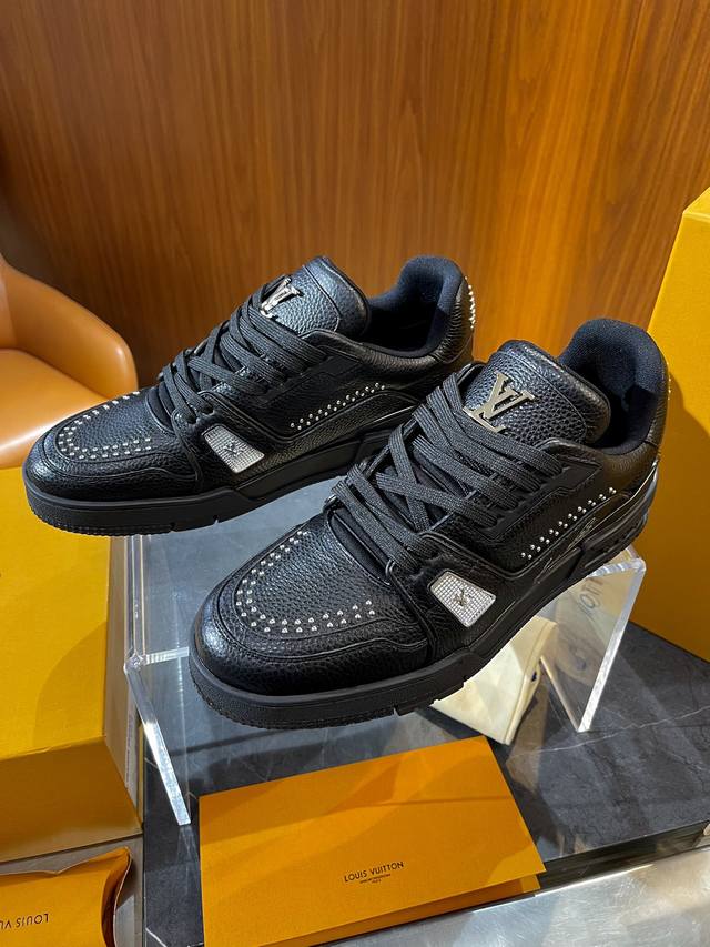 Ltrainer 运动鞋 Size：39~44 38.45.46定制 本款 Trainer 运动鞋取材粒面牛皮，以精巧饰钉和l字母等金属细节描绘点睛之笔，致意