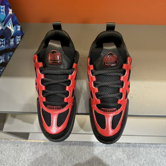 码数38-45 L V Sk8 23年春夏新款，全新面包鞋型，鞋帮上以皮革打造了l V经典花卉标志，鞋型整体为夸张的面包形态，十分吸睛。高饱和的鲜活颜色，与l