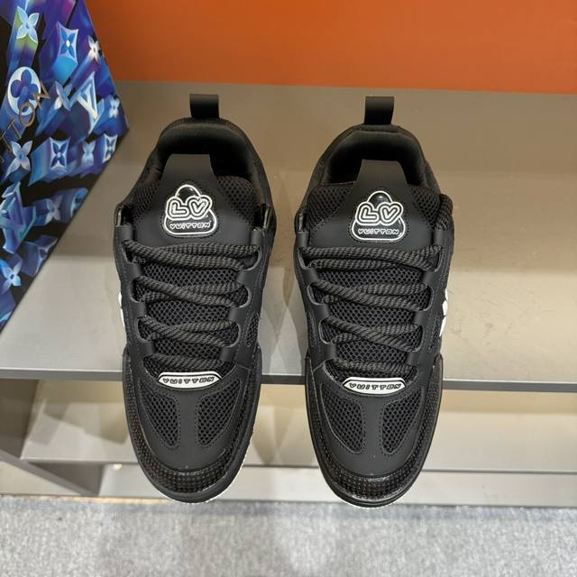 码数38-45 L V Sk8 23年春夏新款，全新面包鞋型，鞋帮上以皮革打造了l V经典花卉标志，鞋型整体为夸张的面包形态，十分吸睛。高饱和的鲜活颜色，与l
