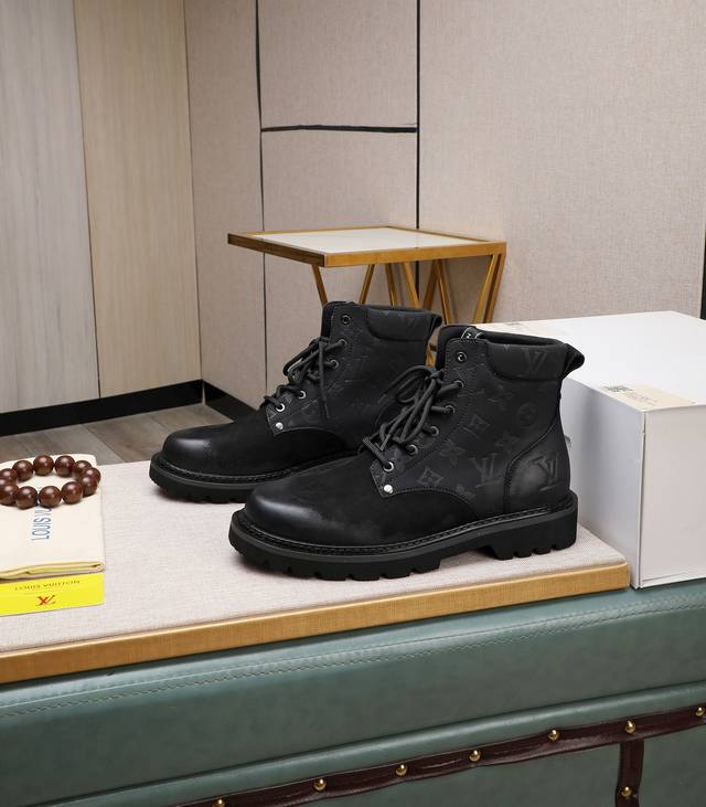 出厂价 L 顶级代购 路 炸街男神高帮靴子增高皮鞋新品来袭专柜同步发售原厂配置，意大利进口牛皮面料，高端大气超达人必备，全进口水染牛皮里垫，鞋底：宏原厂特供原版