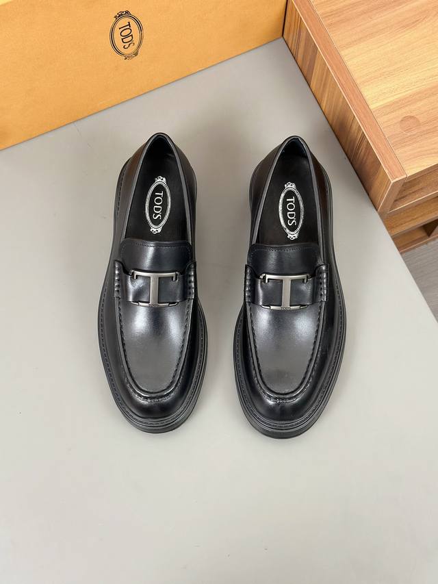 tods牛皮男士德比鞋 本款以小牛皮制成，鞋头牛津鞋设计满满英伦风。侧边拼缝弹力面料，设有橡胶鞋底，兼具都市时尚风格和精湛手工工艺。 Size:39-44 38