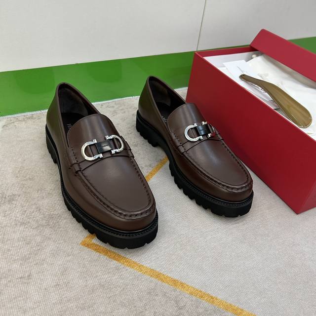 sf 顶尖工艺，乐福鞋 码：39－44 6. 5 一9 ： 商务皮鞋！轻盈舒适！纯正高品质可1：1比较！面料：原版小牛皮！内里：小牛皮！全套包手工工艺款！质感、