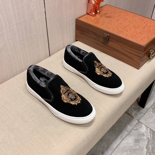 毛里新款:工厂价 范思哲versace* 最新爆款休闲鞋，顶端品牌奢侈～代购，顶级～质量。专柜同卖产品鞋面選用进口透气磨砂皮材质透气保暖毛里内里 精细做工。原版