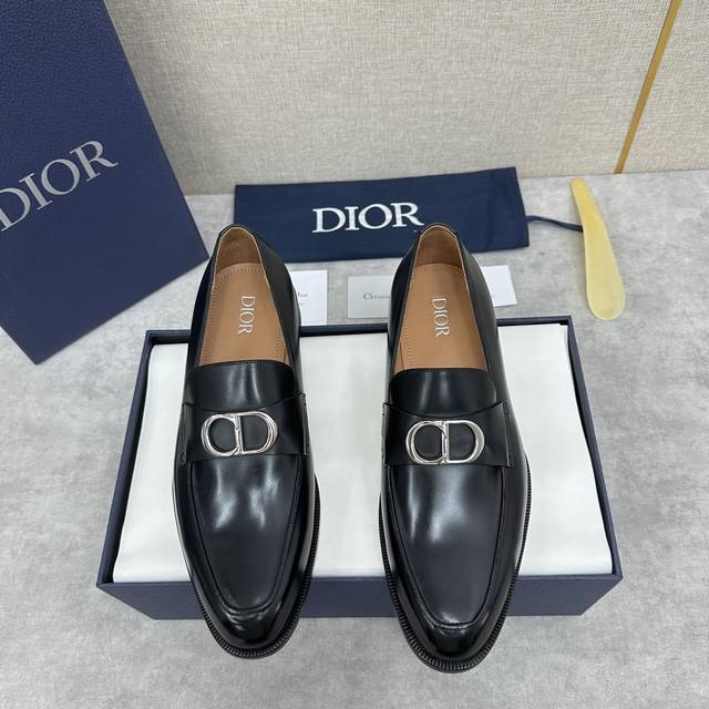 cd家新品 Dio* Timeless 乐福一脚蹬皮鞋 官方售价 Rmb ,600 这款乐福鞋体现经典的优雅气质。采用黑色牛皮 开边珠亮皮 精心制作，经典廓形彰